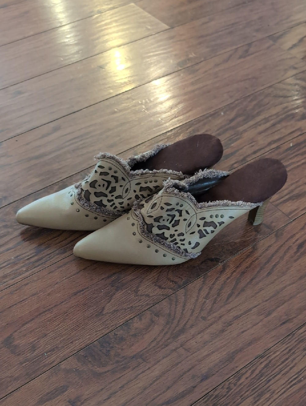 Women's Pointed Toe Cutout Mule - Beige